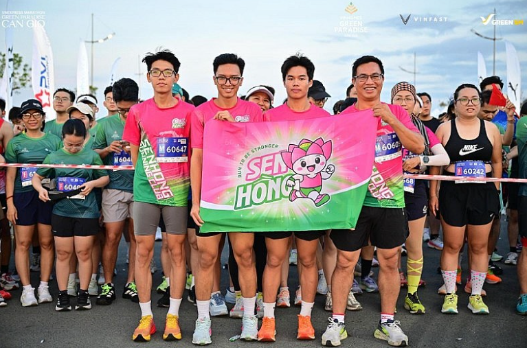 Anh Lưu Trọng Hiếu (ngo&agrave;i c&ugrave;ng b&ecirc;n phải) c&ugrave;ng c&aacute;c th&agrave;nh vi&ecirc;n c&acirc;u lạc bộ Sen Hồng tham gia VnExpress Marathon Green Paradise.
