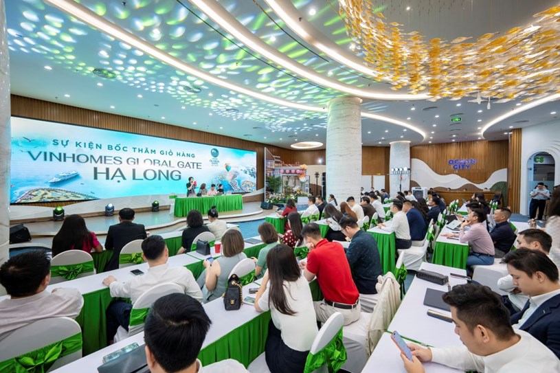 Hội trường kh&ocirc;ng một &ocirc; ghế trống&nbsp;trong sự kiện r&aacute;p căn đầu ti&ecirc;n của Vinhomes Global Gate Hạ Long, s&aacute;ng 4/5