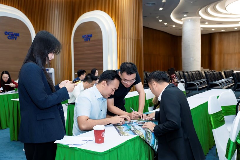 &Ocirc;ng Hồ Ch&iacute; Thanh, Gi&aacute;m đốc kinh doanh của Đ&ocirc;ng T&acirc;y Land (&aacute;o trắng) &ldquo;căng m&igrave;nh&rdquo; r&agrave; so&aacute;t bảng căn c&ugrave;ng cộng sự.