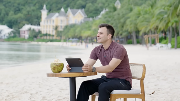 Từ một du kh&aacute;ch anh Fabl Belek đ&atilde; trở th&agrave;nh c&ocirc;ng d&acirc;n của đảo. Ảnh: &Aacute;nh Dương.