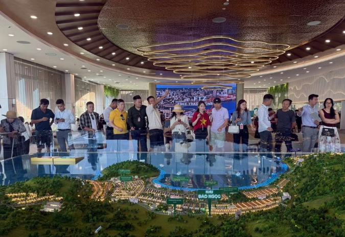 Kh&aacute;ch h&agrave;ng v&agrave; nh&agrave; đầu tư đổ về VPBH Vinhomes Hải V&acirc;n Bay để chớp cơ hội sở hữu t&agrave;i sản thực tại Đảo Ngọc