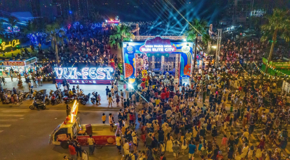 Tổ hợp VUI-Fest Hạ Long - "ng&ograve;i nổ" tạo n&ecirc;n sức sống s&ocirc;i động cho du lịch B&atilde;i Ch&aacute;y sau ho&agrave;ng h&ocirc;n. Ảnh: &Aacute;nh Dương.