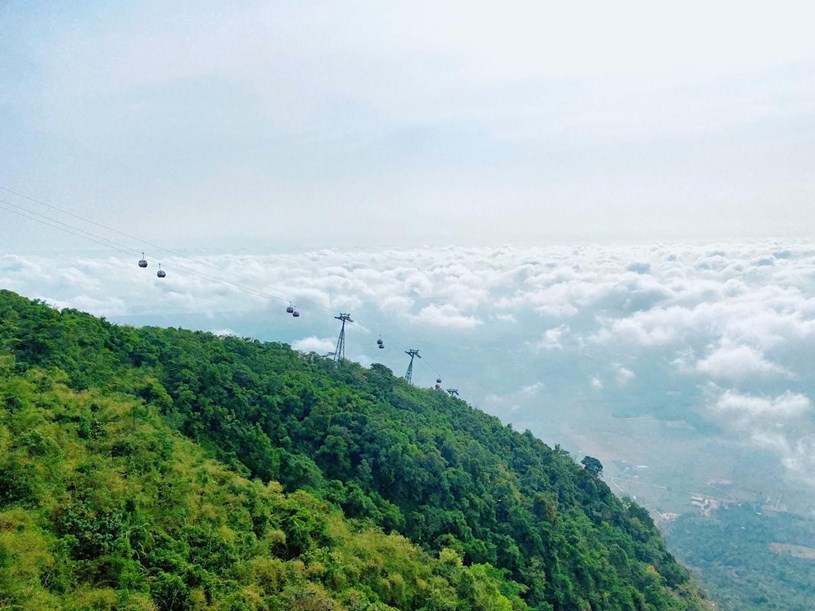 N&uacute;i B&agrave; Đen trong m&acirc;y