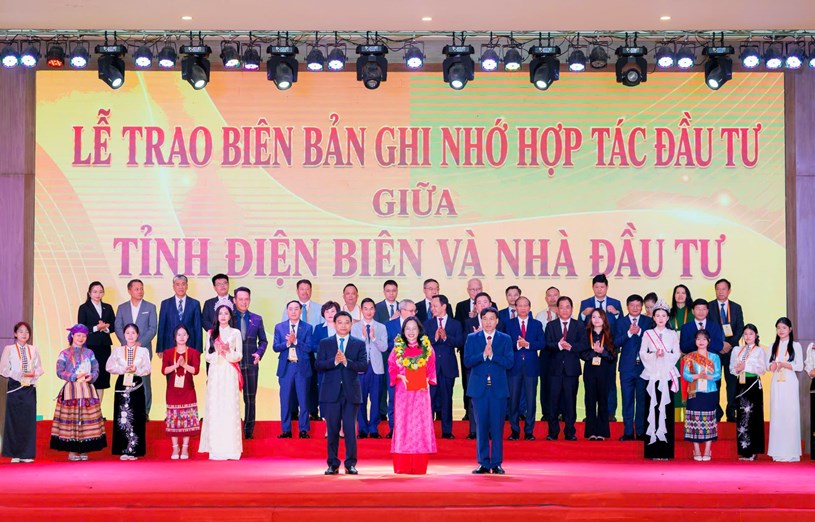\Đại diện C&ocirc;ng ty Cổ phần Năng lượng VinEnergo nhận bi&ecirc;n bản ghi nhớ hợp t&aacute;c đầu tư tại Hội nghị X&uacute;c tiến Đầu tư tỉnh Điện Bi&ecirc;n năm 2026