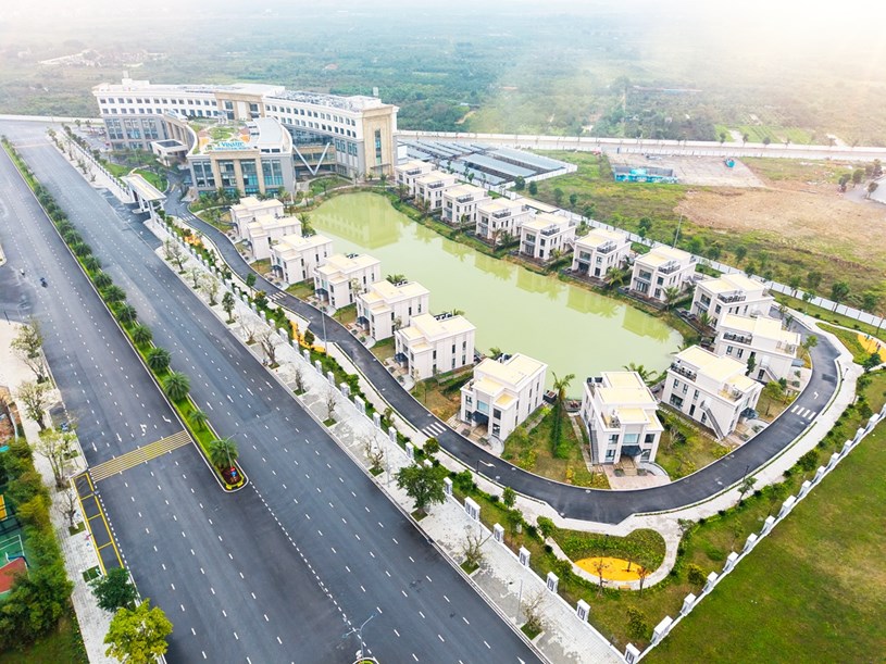 Ngo&agrave;i khu vực kh&aacute;m chữa bệnh, Vinmec Ocean Park 2 c&oacute; 18 biệt thự tổng thống d&agrave;nh cho bệnh nh&acirc;n an dưỡng nằm ven b&ecirc;n hồ.