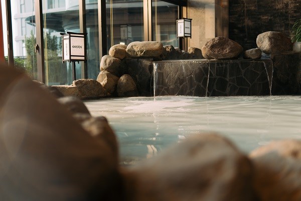Onsen Clubhouse đa dạng c&aacute;c bể tắm v&agrave; d&ograve;ng kho&aacute;ng.