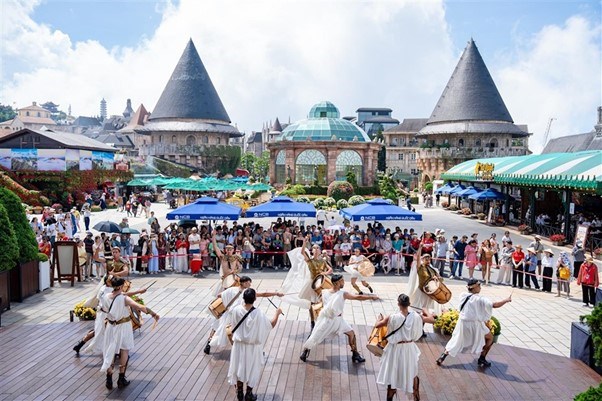 C&aacute;c show diễn v&agrave; lễ hội tại Sun World Ba Na Hills g&oacute;p phần l&agrave;m gi&agrave;u trải nghiệm, giữ ch&acirc;n du kh&aacute;ch tại Đ&agrave; Nẵng. Ảnh: &Aacute;nh Dương.