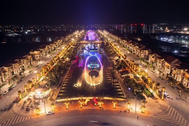 Trục đại l&ocirc; lễ hội nhộn nhịp cửa h&agrave;ng kinh doanh, kh&aacute;ch vui chơi giải tr&iacute;. Ảnh: &Aacute;nh Dương