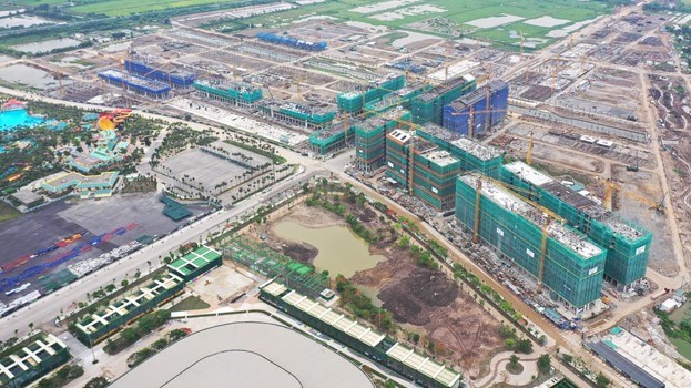 Tổ hợp căn hộ Park Residence kế cận c&ocirc;ng vi&ecirc;n đang được thi c&ocirc;ng khẩn trương. Ảnh: &Aacute;nh Dương