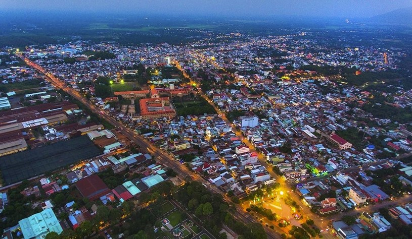 Một g&oacute;c th&agrave;nh phố Long Kh&aacute;nh về đ&ecirc;m. (Ảnh: Sưu tầm)