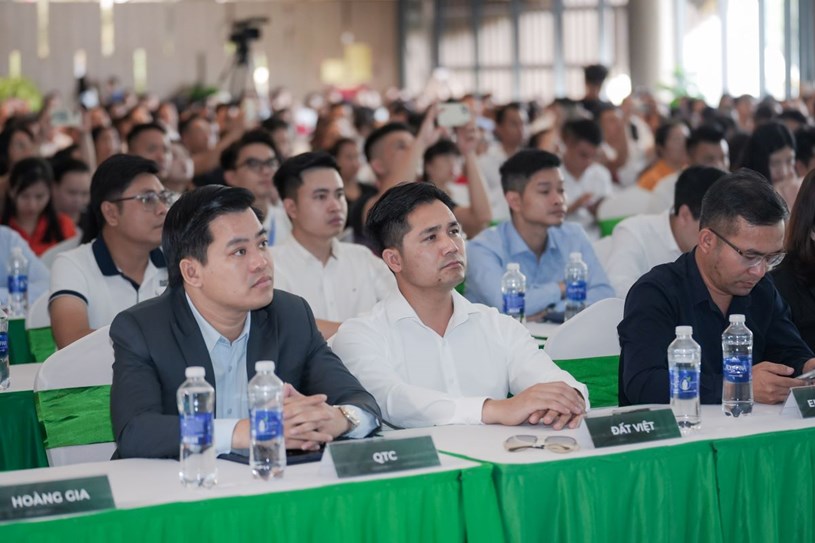 Sự kiện đ&agrave;o tạo b&aacute;n h&agrave;ng kh&ocirc;ng c&ograve;n chỗ trống, khẳng định vị thế v&agrave; sức h&uacute;t của Vinhomes Global Gate Hạ Long.