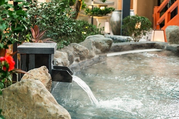 Một bể kho&aacute;ng ngo&agrave;i trời tại Swan Lake Onsen Residences (Ecopark Hưng Y&ecirc;n)