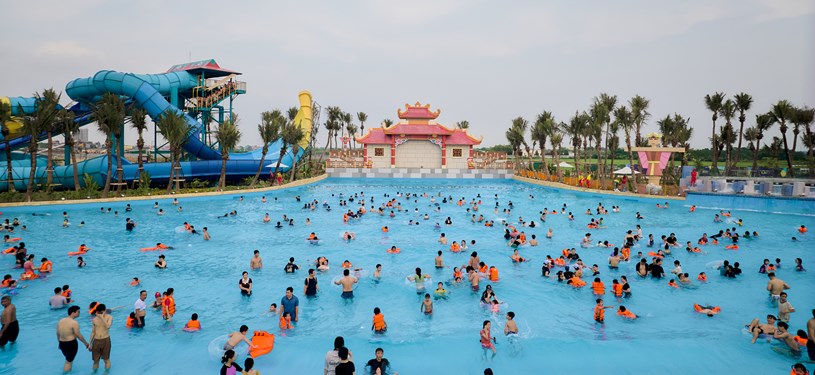 Du kh&aacute;ch trải nghiệm tổ hợp tr&ograve; chơi nước hiện đại tại Sun World H&agrave; Nam (Ảnh: &Aacute;nh Dương) &nbsp;