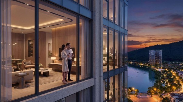 Hệ k&iacute;nh kịch trần thu trọn tầm nh&igrave;n s&ocirc;ng n&uacute;i ban ng&agrave;y v&agrave; ph&aacute;o hoa rực rỡ ban đ&ecirc;m.