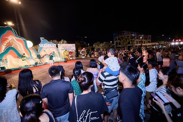 Kh&ocirc;ng kh&iacute; s&ocirc;i động tại chợ đ&ecirc;m VUI-Fest. Ảnh: &Aacute;nh Dương.