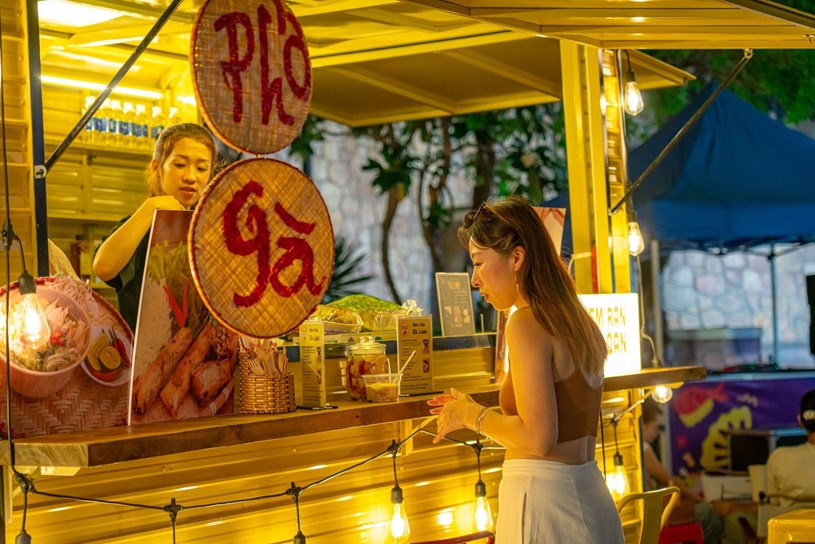 C&aacute;c mặt h&agrave;ng với nhiều sản vật địa phương được b&agrave;y b&aacute;n tại chợ đ&ecirc;m &nbsp;