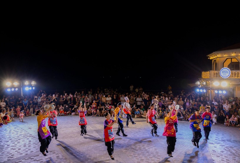 Du kh&aacute;ch được xem đủ c&aacute;c show đường phố vui nhộn &nbsp;