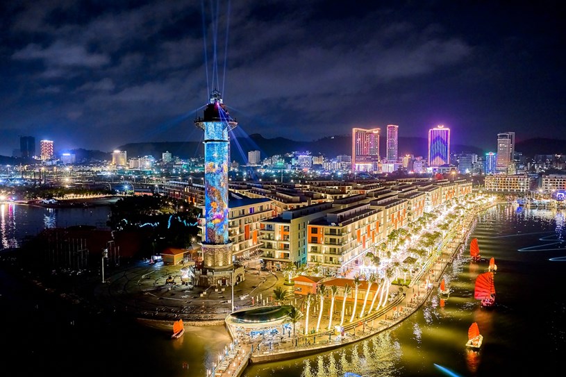 Chợ đ&ecirc;m VUI-Fest - một trong những "điểm chạm" k&iacute;ch th&iacute;ch chi ti&ecirc;u v&agrave; giữ ch&acirc;n du kh&aacute;ch hiệu quả về đ&ecirc;m. Ảnh: &Aacute;nh Dương.