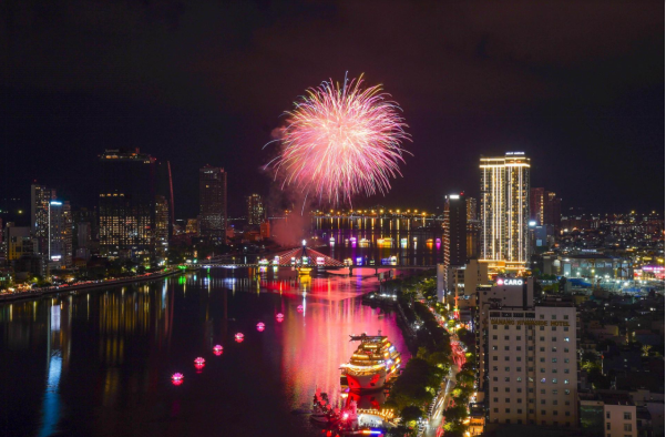 View pháo hoa đỉnh cao bên sông Hàn gọi tên Sun Symphony Residence - Ảnh 1