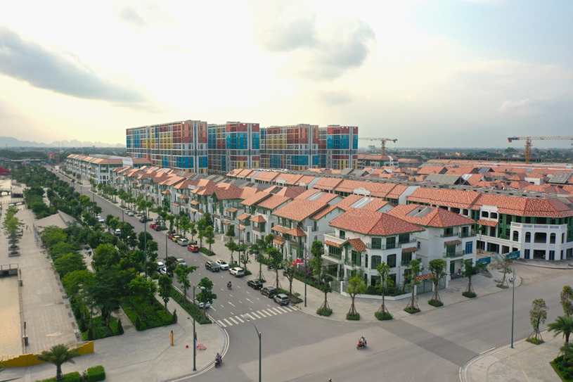 D&atilde;y nh&agrave; phố, biệt thự b&aacute;m trục đại lộ chuẩn bị b&agrave;n giao. Ảnh: &Aacute;nh Dương