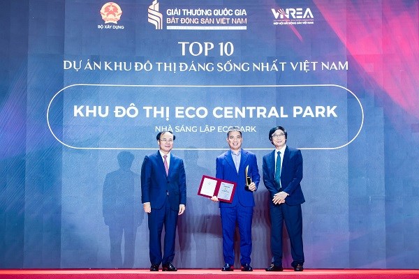 &Ocirc;ng Nguyễn Đức Cảnh &ndash; Tổng gi&aacute;m đốc DB Group- Nh&agrave; s&aacute;ng lập Ecopark nhận giải thưởng tại Lễ trao Giải thưởng Quốc gia Bất động sản Việt Nam lần thứ II