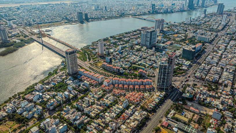 Trong bối cảnh thị trường bất động sản hướng tới c&aacute;c gi&aacute; trị thực thay v&igrave; đầu cơ lướt s&oacute;ng, ph&acirc;n kh&uacute;c căn hộ cho thu&ecirc; tại khu vực trung t&acirc;m Đ&agrave; Nẵng ghi nhận sức hấp dẫn lớn đối với d&ograve;ng vốn đầu tư d&agrave;i hạn. Minh chứng r&otilde; n&eacute;t l&agrave; ph&acirc;n khu The Panoma thuộc tổ hợp Sun Cosmo Residence&nbsp;b&agrave;n giao từ 6 th&aacute;ng trước v&agrave; nay đang triển khai cấp giấy chứng nhận sở hữu cho kh&aacute;ch h&agrave;ng. Ảnh: &Aacute;nh Dương.