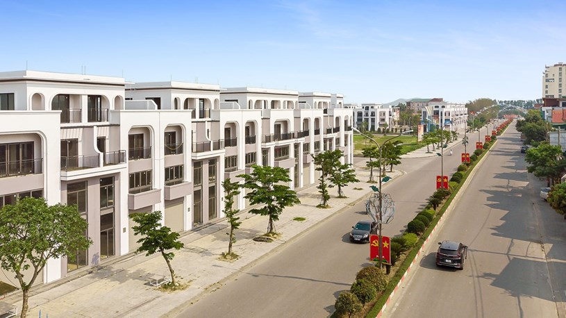 Những căn nh&agrave; khang trang toạ lạc ngay mặt đường Y&ecirc;n Trung đang trở th&agrave;nh lựa chọn ưu ti&ecirc;n của những người con xa qu&ecirc;