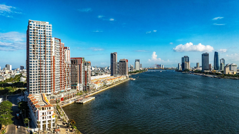 Sở hữu tọa độ đắc địa s&aacute;t bờ s&ocirc;ng H&agrave;n, quần thể Sun Symphony Residence mở ra kh&ocirc;ng gian &ldquo;workcation&rdquo; l&yacute; tưởng cho giới tinh hoa. Ảnh: &Aacute;nh Dương.
