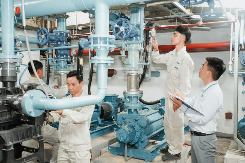 Đội ngũ kỹ thuật TNPM thực hiện c&ocirc;ng t&aacute;c kiểm tra, vận h&agrave;nh v&agrave; bảo tr&igrave; hệ thống bơm tại t&ograve;a nh&agrave;