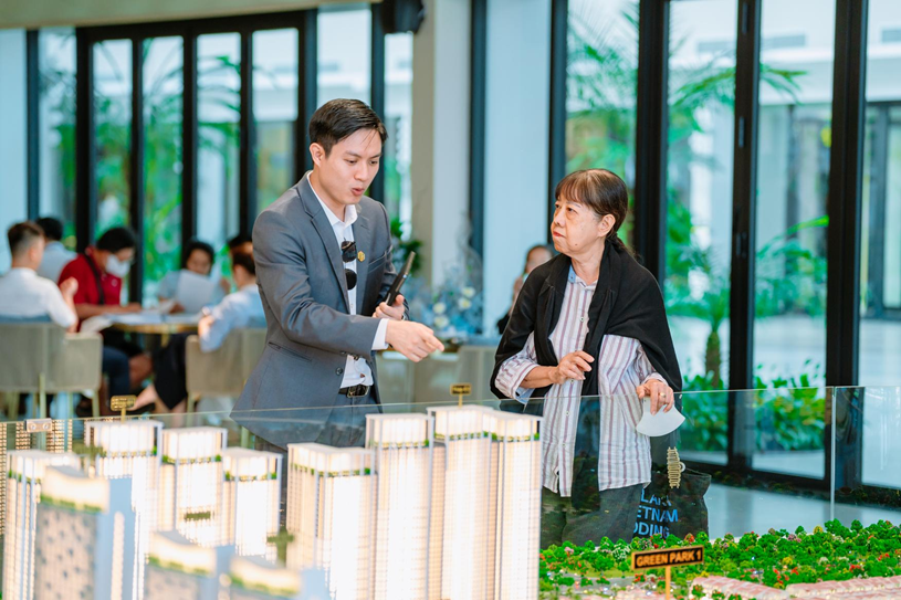 B&agrave; Cleoni Nguyễn an t&acirc;m khi chứng kiến tiến độ x&acirc;y dựng của dự &aacute;n. Ảnh: &Aacute;nh Dương
