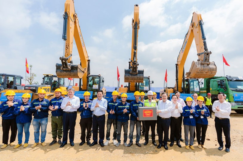 Ph&oacute; Thủ tướng Thường trực Phạm Gia T&uacute;c tặng qu&agrave; cho tập thể Ban Quản l&yacute;, c&ocirc;ng nh&acirc;n x&acirc;y dựng tại dự &aacute;n C&ocirc;ng tr&igrave;nh nh&agrave; ở cho thu&ecirc; Dự &aacute;n nh&agrave; ở x&atilde; hội phường Phố Hiến.