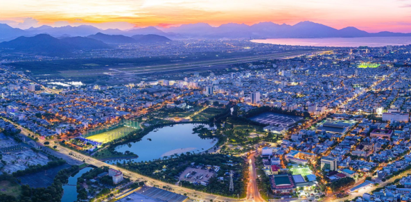 Sống giữa thi&ecirc;n nhi&ecirc;n nhưng cư d&acirc;n Nam Đ&agrave; Nẵng vẫn dễ d&agrave;ng tận hưởng nhịp sống tiện nghi nhờ hạ tầng hiện đại. Ảnh: &Aacute;nh Dương.