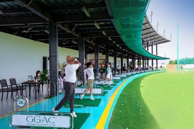 Thỏa đam m&ecirc; c&ugrave;ng những c&uacute; swing tại The Global Golf Academy &amp; Club. Đ&acirc;y kh&ocirc;ng chỉ l&agrave; nơi giải tr&iacute; cho c&aacute;c bậc phụ huynh, m&agrave; c&ograve;n l&agrave; nơi huấn luyện, ươm mầm cho c&aacute;c t&agrave;i năng trẻ đam m&ecirc; bộ m&ocirc;n golf với đội ngũ huấn luyện vi&ecirc;n sở hữu chứng chỉ quốc tế. &nbsp;