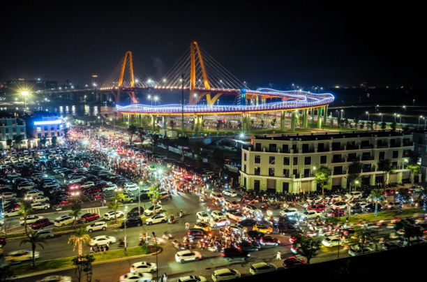 Chuỗi sự kiện, lễ hội li&ecirc;n tục được tổ chức, thu h&uacute;t d&ograve;ng người đổ về Vinhomes Royal Island