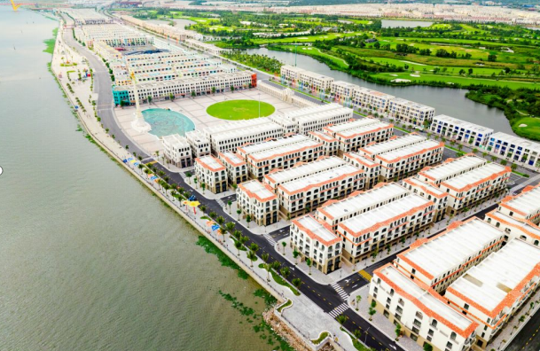 Royal Boulevard sở hữu lợi thế thương mại lớn khi nằm cạnh phố đi bộ ven s&ocirc;ng d&agrave;i nhất Việt Nam tr&ecirc;n đảo Vũ Y&ecirc;n