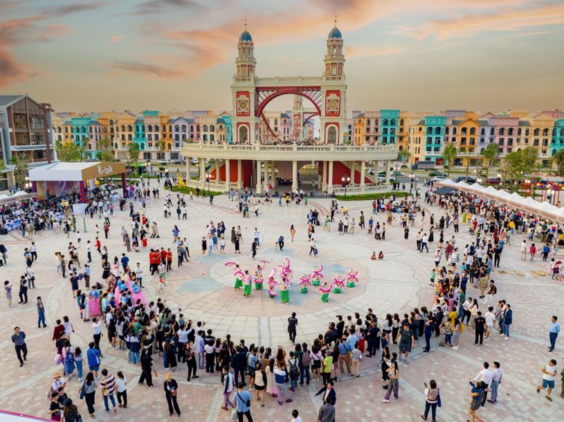 Vinhomes sẽ phối hợp c&ugrave;ng Vincom Retail triển khai c&aacute;c chương tr&igrave;nh ph&aacute;t triển điểm đến, tạo kh&ocirc;ng gian sống n&aacute;o nhiệt, tiện nghi cho cư d&acirc;n.