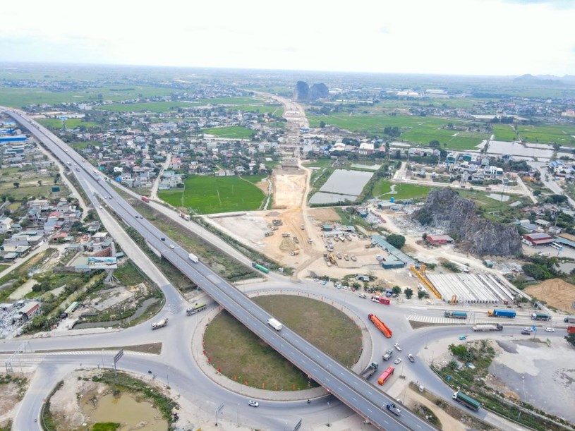 Nhiều mũi thi c&ocirc;ng được triển khai đồng bộ tr&ecirc;n tuyến cao tốc Ninh B&igrave;nh - Hải Ph&ograve;ng qua địa phận tỉnh Ninh B&igrave;nh (Ảnh: Đ&igrave;nh Minh)