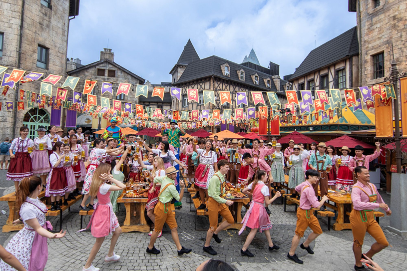 Sun World Ba Na Hills thu h&uacute;t du kh&aacute;ch bởi kh&ocirc;ng kh&iacute; hội h&egrave; s&ocirc;i động v&agrave; n&aacute;o nhiệt
