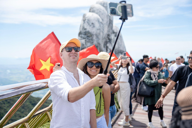 Du kh&aacute;ch th&iacute;ch th&uacute; check-in với những c&ocirc;ng tr&igrave;nh biểu tượng tr&ecirc;n đỉnh B&agrave; N&agrave;