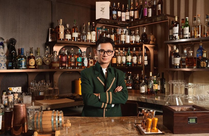 Bartender Nguyễn Ngọc Kh&aacute;nh l&agrave; &ldquo;ng&ocirc;i sao đang l&ecirc;n&rdquo; trong giới pha chế H&agrave; Th&agrave;nh. &nbsp;
