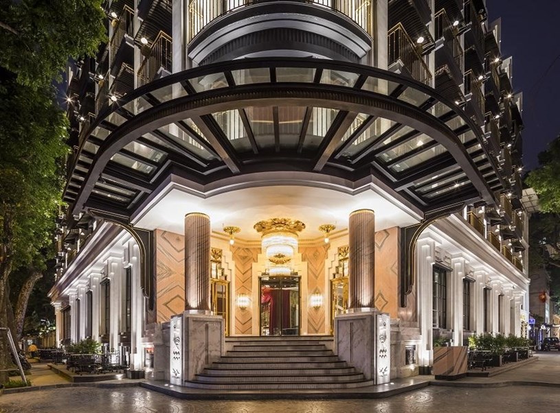 Capella Hanoi mang kiến tr&uacute;c độc đ&aacute;o Art Nouveau v&agrave; Art Deco, tọa lạc tại số 11 L&ecirc; Phụng Hiểu, tr&ecirc;n cung đường đẹp bậc nhất của thủ đ&ocirc; H&agrave; Nội &nbsp;