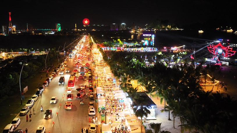 Tuyến đường bao biển B&atilde;i Ch&aacute;y s&ocirc;i động về đ&ecirc;m (Ảnh: &Aacute;nh Dương) &nbsp;