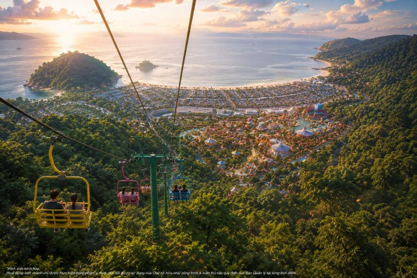 Tuyến c&aacute;p treo Chairlift độc đ&aacute;o mở ra h&agrave;nh tr&igrave;nh trải nghiệm liền mạch từ đỉnh n&uacute;i xuống vịnh biển.