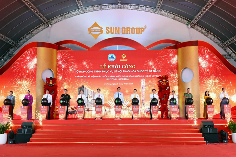 Sun Galaxy Complex được khởi c&ocirc;ng v&agrave;o s&aacute;ng 25/7, được kỳ vọng trở th&agrave;nh kh&ocirc;ng gian của c&aacute;c lễ hội, sự kiện v&agrave; show diễn đẳng cấp quốc tế quanh năm b&ecirc;n s&ocirc;ng H&agrave;n.