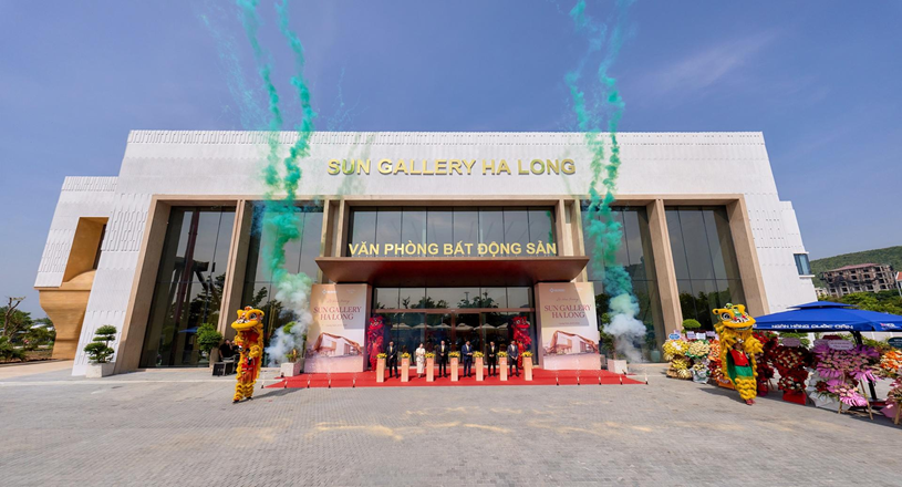 C&aacute;c đại biểu cắt băng kh&aacute;nh th&agrave;nh&nbsp;Sun Gallery Ha Long. Ảnh: &Aacute;nh Dương.