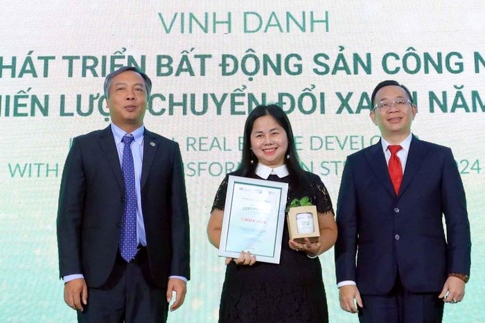 Đại diện ROX iPark nhận chứng nhận vinh danh từ Hội đồng b&igrave;nh chọn. &nbsp;