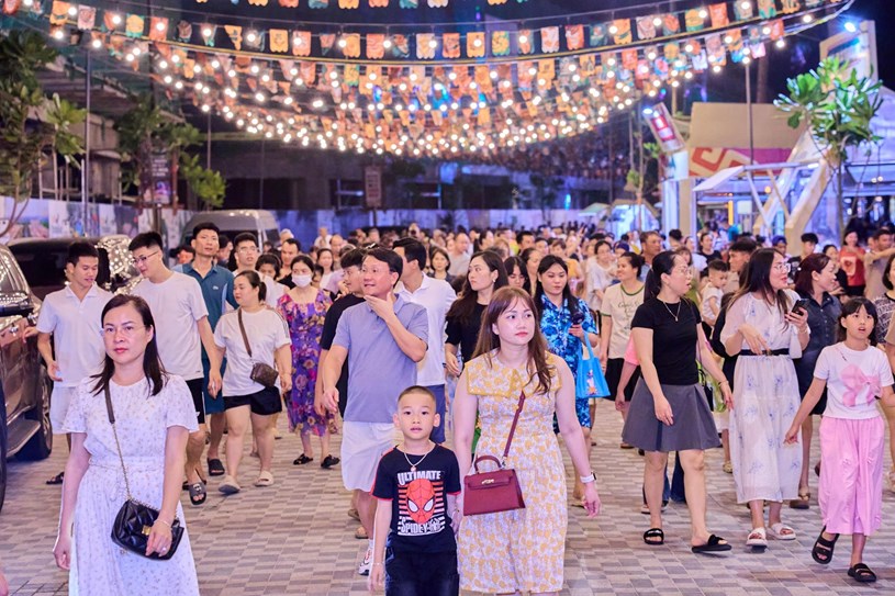 Chợ đ&ecirc;m Vui-Fest đi v&agrave;o vận h&agrave;nh ổn định, hấp dẫn du kh&aacute;ch C&aacute;t B&agrave;. (Ảnh: &Aacute;nh Dương) &nbsp;