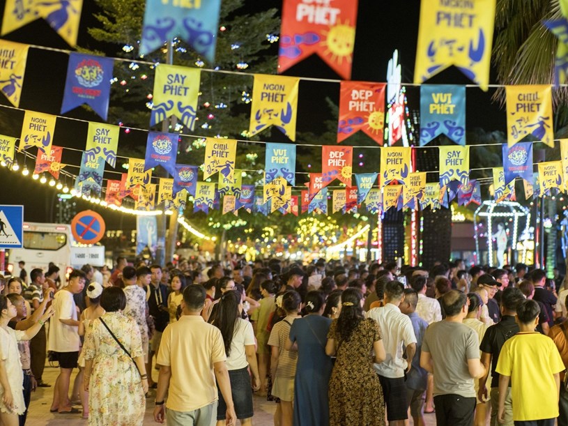 Chợ đ&ecirc;m VUI-Fest g&oacute;p phần tạo kh&ocirc;ng kh&iacute; s&ocirc;i động về đ&ecirc;m (Ảnh: &Aacute;nh Dương). &nbsp;