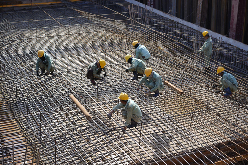 C&ocirc;ng nh&acirc;n duy tr&igrave; l&agrave;m việc tr&ecirc;n c&ocirc;ng trường dưới thời tiết nắng n&oacute;ng.