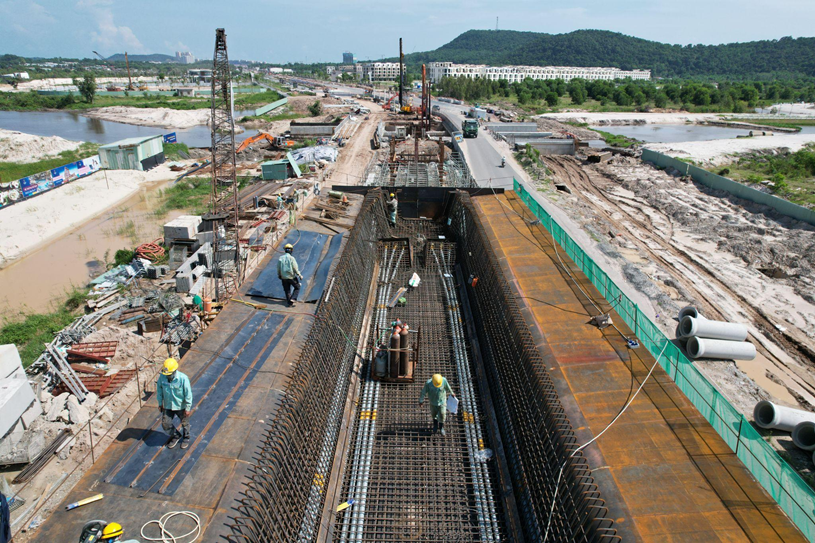 Tuyến LRT, chạy song h&agrave;nh c&ugrave;ng đường DT975, kết nối S&acirc;n bay Ph&uacute; Quốc về Nam Đảo chỉ trong 20 ph&uacute;t.